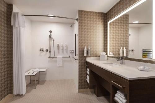 Tru by Hilton Cheyenne — Bathroom