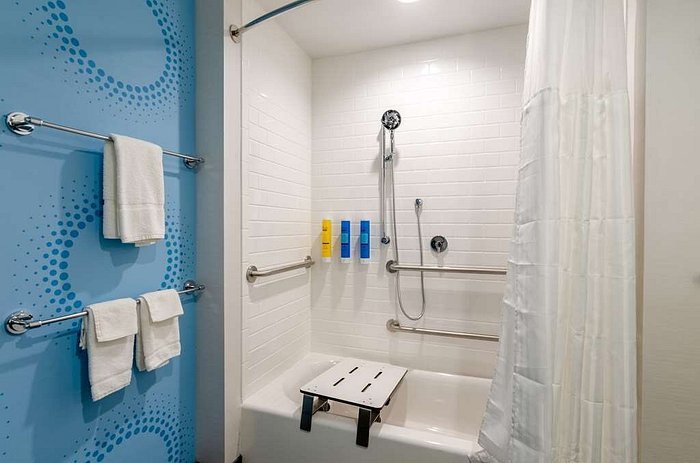 Tru By Hilton Christiansburg — Bathroom