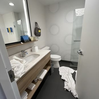 Tru By Hilton Columbia Downtown — Bathroom