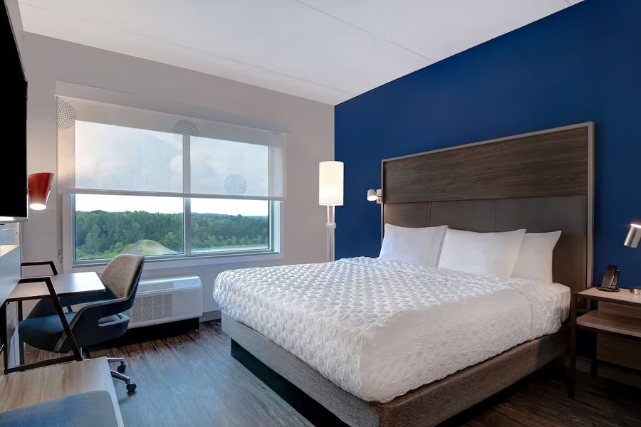 Tru by Hilton Columbia Greystone — Guest room
