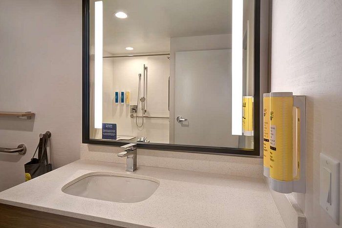 Tru by Hilton Concord — Bathroom