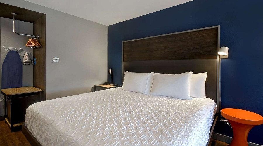 Tru by Hilton Concord — Guest room