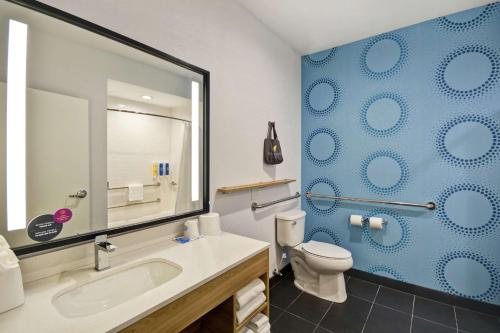 Tru by Hilton Corpus Christi South Padre Island Dr — Bathroom