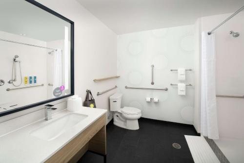 Tru by Hilton Denver Airport Tower Road — Bathroom
