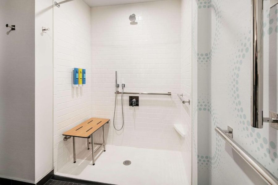 Tru By Hilton Denver Downtown Convention Center — Bathroom