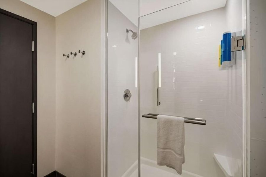 Tru by Hilton Destin — Bathroom