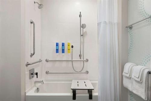 Tru By Hilton Duluth Mall Area — Bathroom
