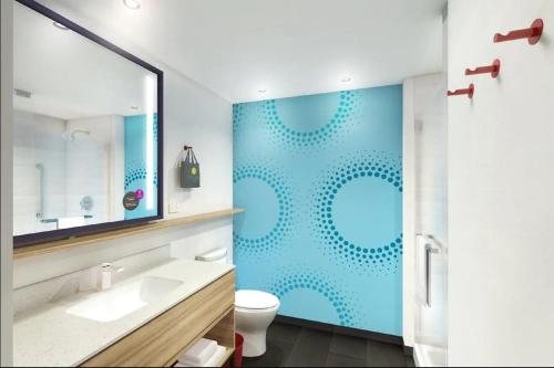 Tru by Hilton Edinburg — Bathroom