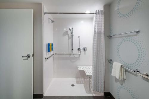 Tru By Hilton Fayetteville I 95 — Bathroom