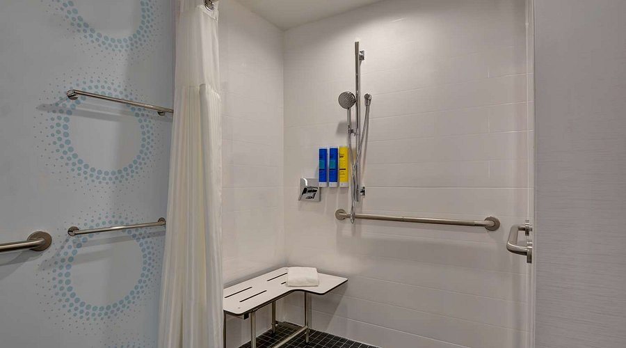 Tru by Hilton Fort Mill — Bathroom