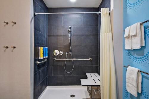 Tru by Hilton Fort Walton Beach — Bathroom