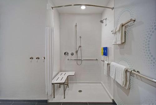 Tru by Hilton Gaylord — Bathroom