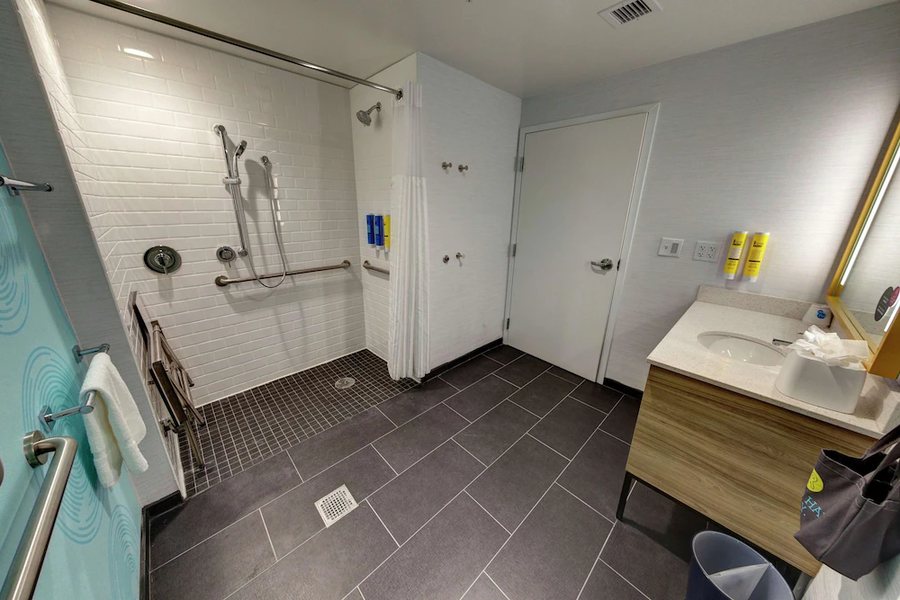 Tru by Hilton Georgetown — Bathroom
