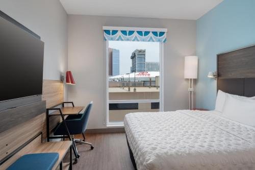 Tru By Hilton Houston Downtown Convention Center — Guest room