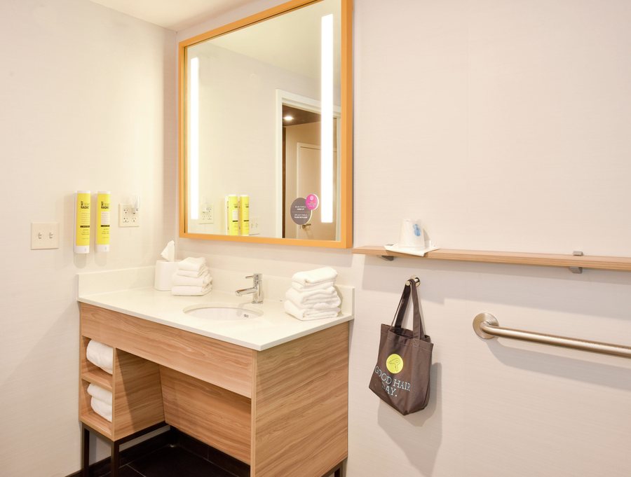 Tru by Hilton Indianapolis Lawrence — Bathroom