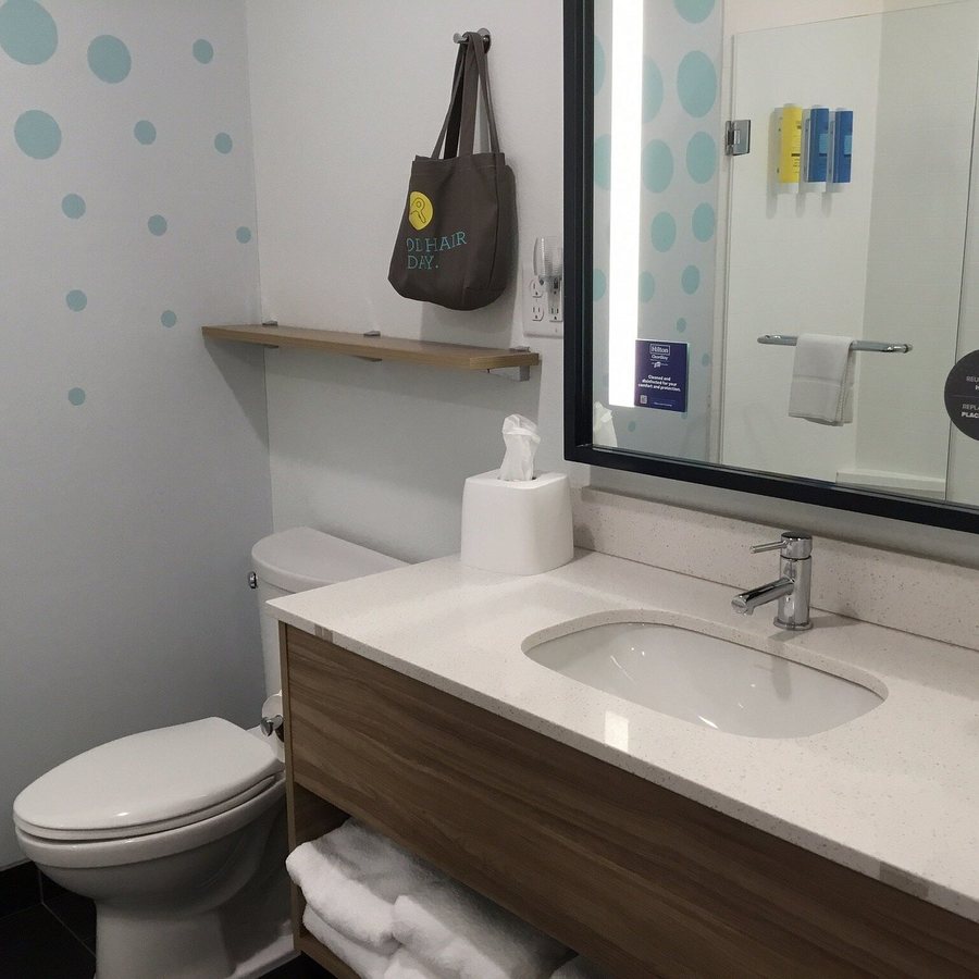 Tru By Hilton Jackson — Bathroom