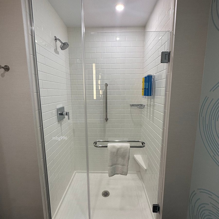 Tru by Hilton Jacksonville Airport I 95 — Bathroom