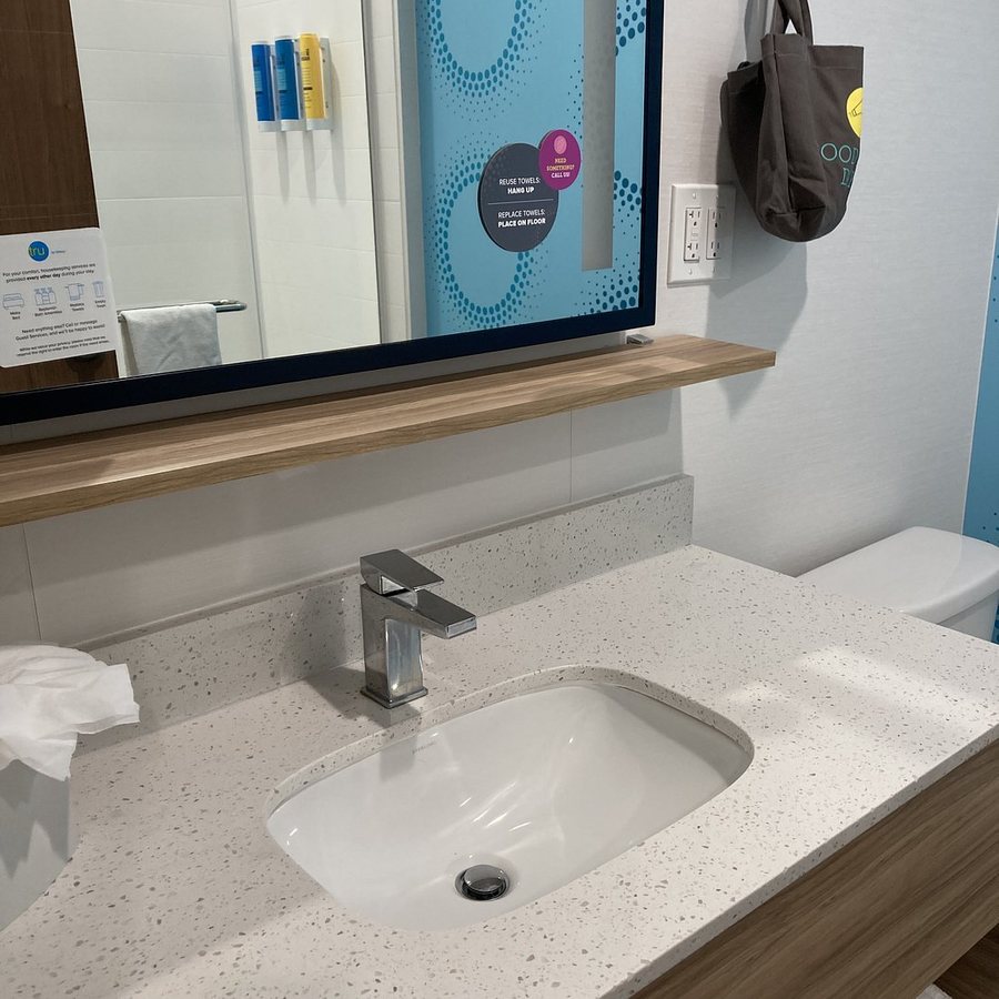 Tru by Hilton Katy Houston West — Bathroom