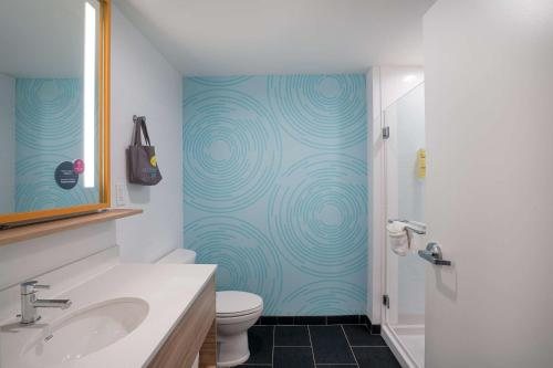 Tru by Hilton Knoxville North I 75 — Bathroom