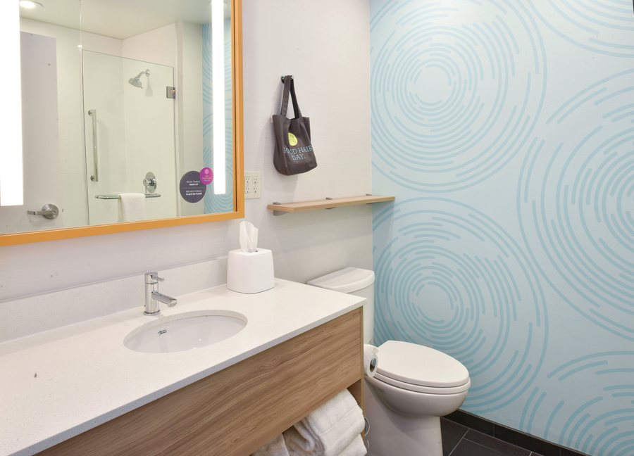 Tru by Hilton Lake City — Bathroom