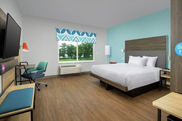 Tru by Hilton Lake City — Guest room