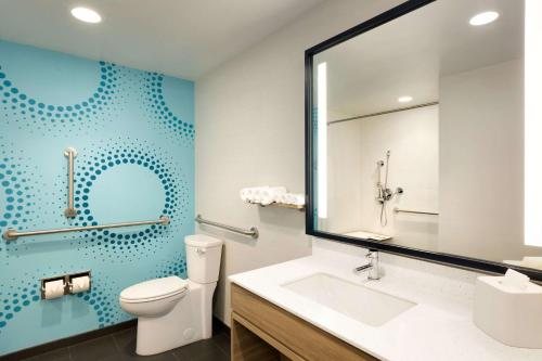 Tru by Hilton Lancaster East — Bathroom