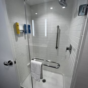 Tru by Hilton Las Vegas Airport — Bathroom