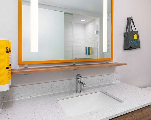 Tru by Hilton Leland Wilmington Leland North Carolina — Bathroom