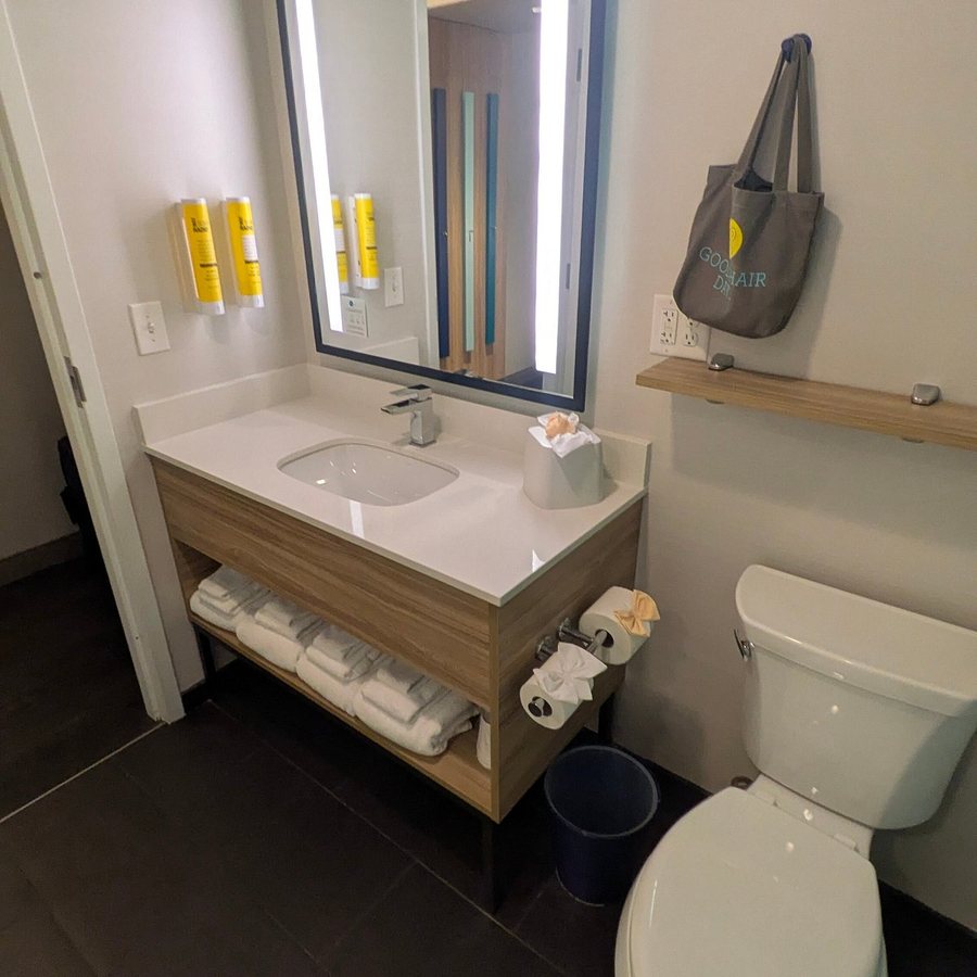 Tru By Hilton Louisville Airport — Bathroom