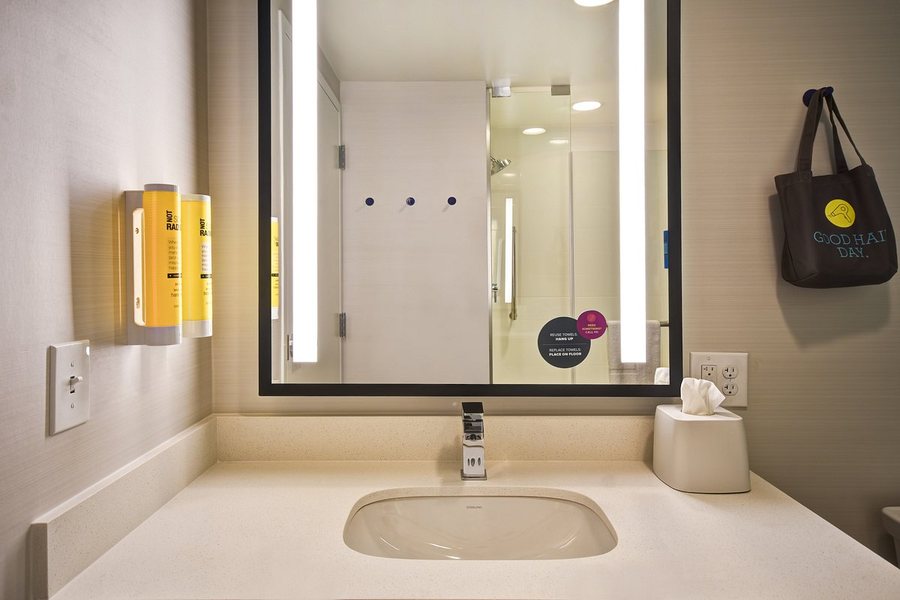 Tru By Hilton Louisville East — Bathroom