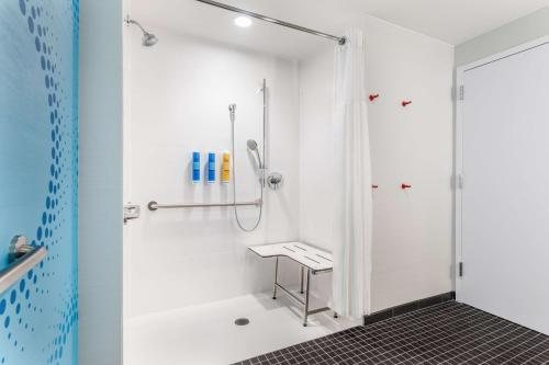 Tru by Hilton Madison West — Bathroom