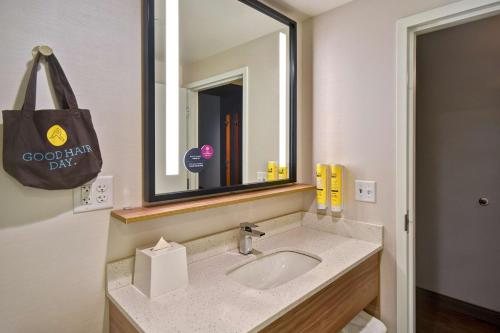 Tru By Hilton Manchester Downtown — Bathroom