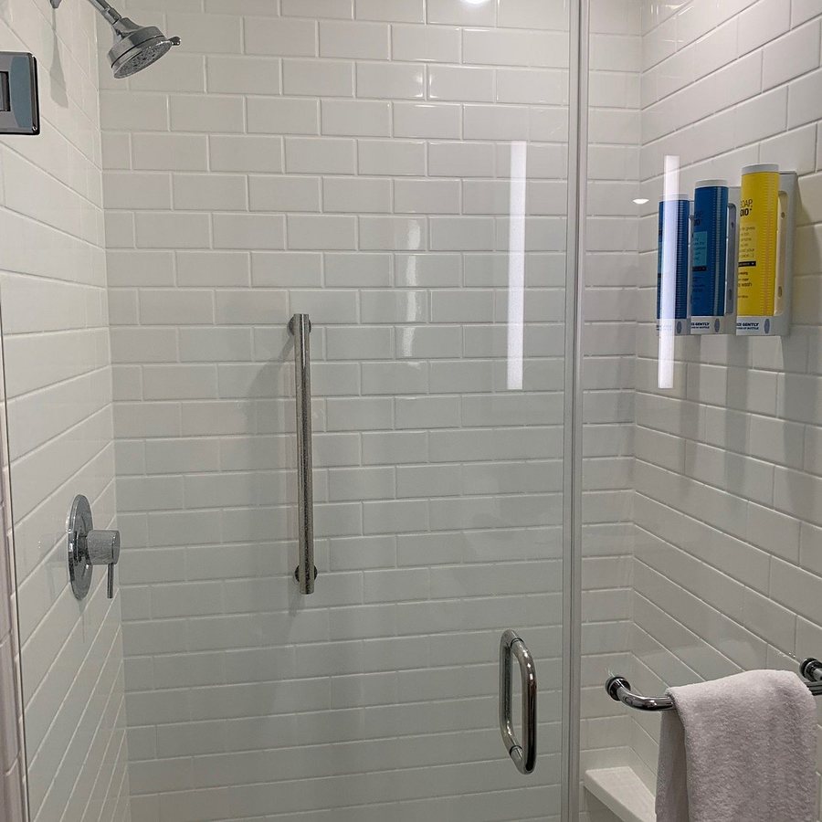Tru by Hilton Meridian Boise West — Bathroom