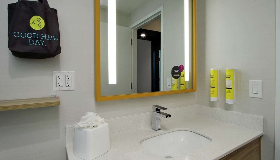 Tru by Hilton Meridian — Bathroom