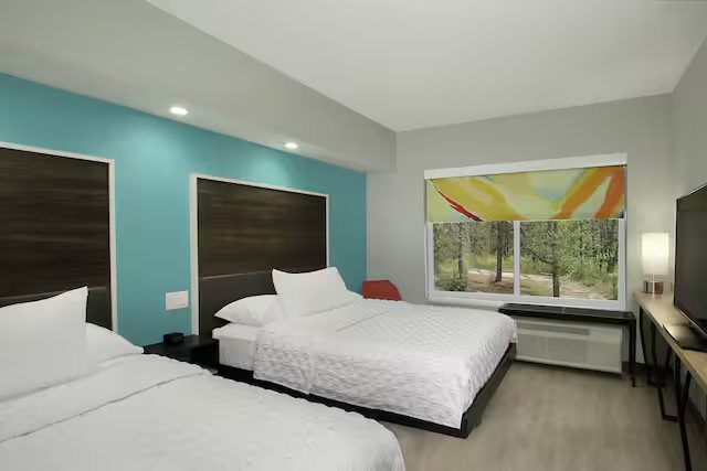 Tru by Hilton Meridian — Guest room
