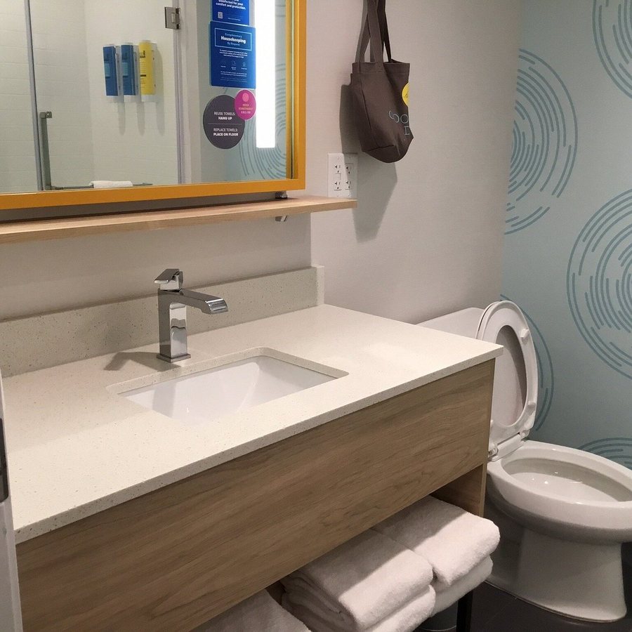 Tru by Hilton Midland — Bathroom