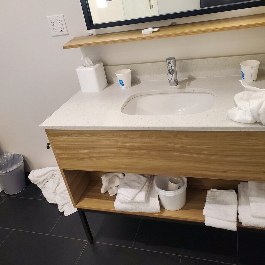 Tru by Hilton Milwaukee Brookfield — Bathroom