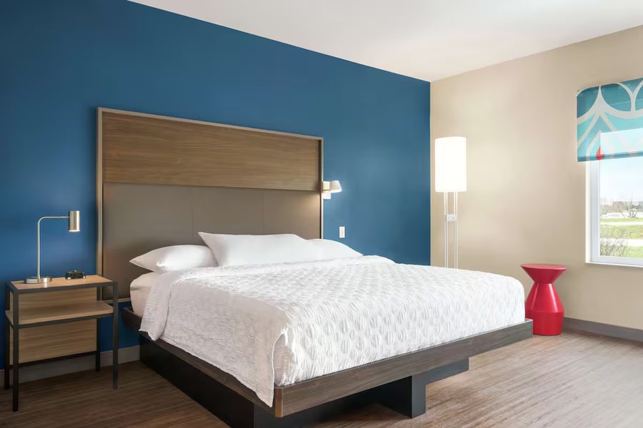 Tru by Hilton Milwaukee Brookfield — Guest room