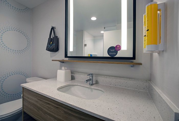 Tru by Hilton Milwaukee Downtown — Bathroom