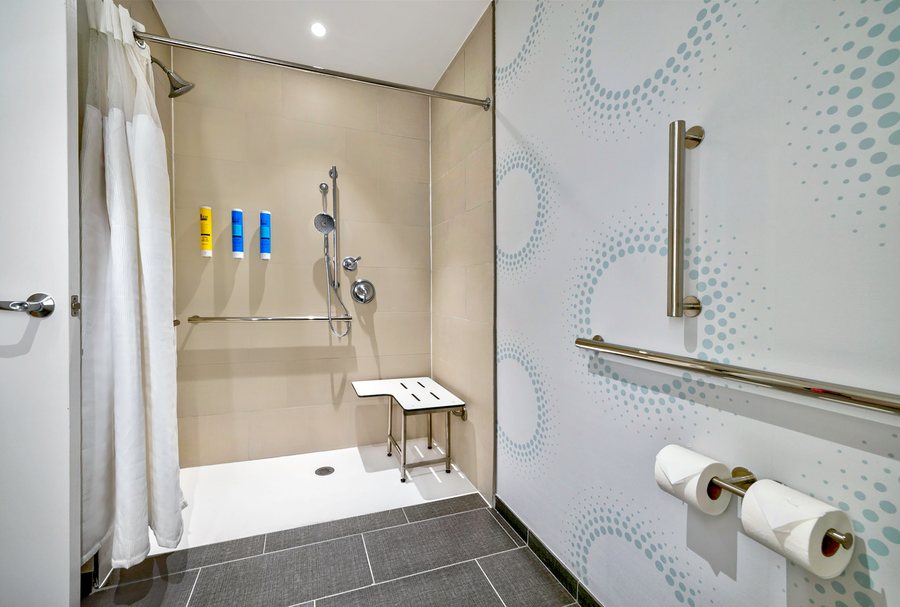 Tru by Hilton Minneapolis Downtown — Bathroom