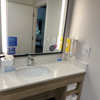 Tru by Hilton Mobile — Bathroom