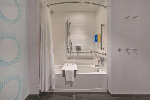 Tru by Hilton Mooresville — Bathroom