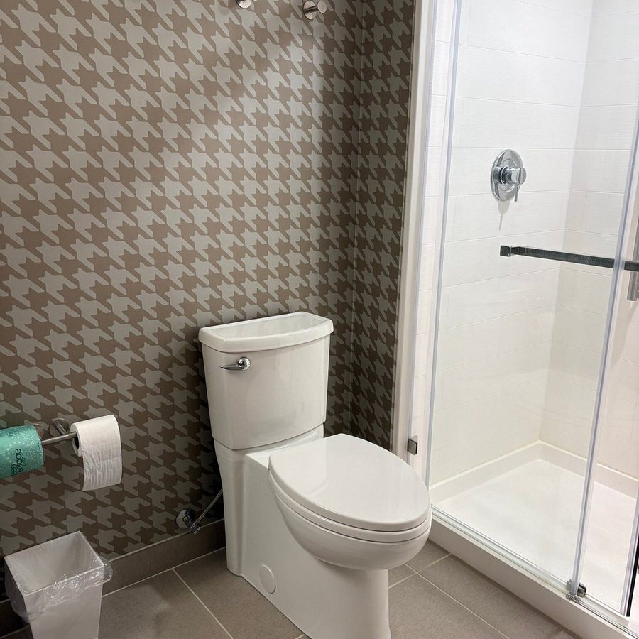 Tru by Hilton Niceville Eglin Air Force Base — Bathroom