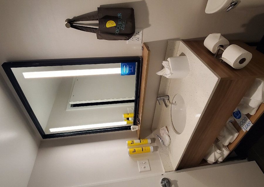 Tru by Hilton Norfolk Airport — Bathroom