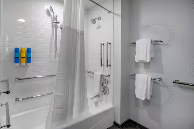 Tru By Hilton North Little Rock — Bathroom