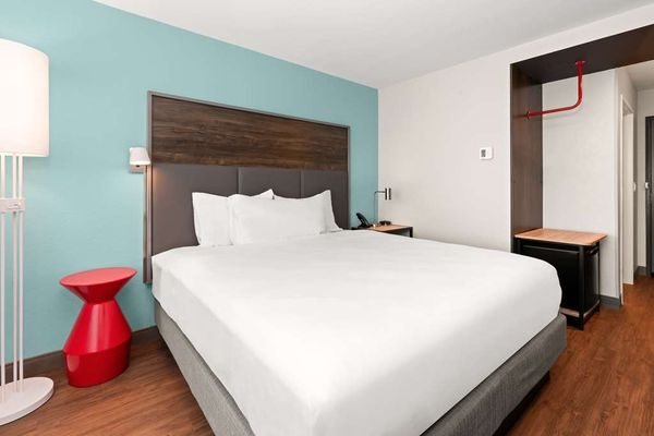 Tru by Hilton Portland Airport — Guest room