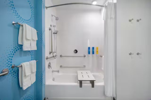 Tru by Hilton Raleigh Garner — Bathroom
