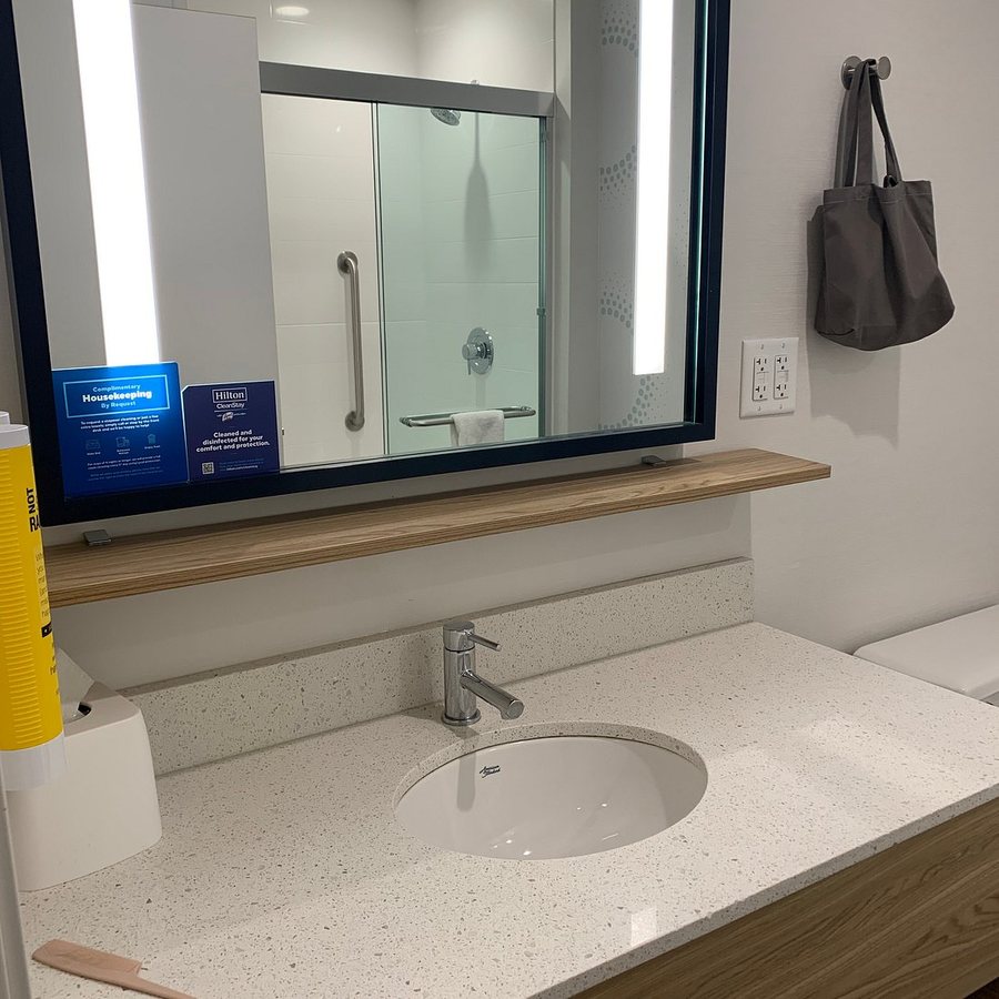 Tru by Hilton Rapid City Rushmore — Bathroom