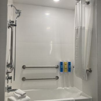 Tru by Hilton Salt Lake City Airport — Bathroom
