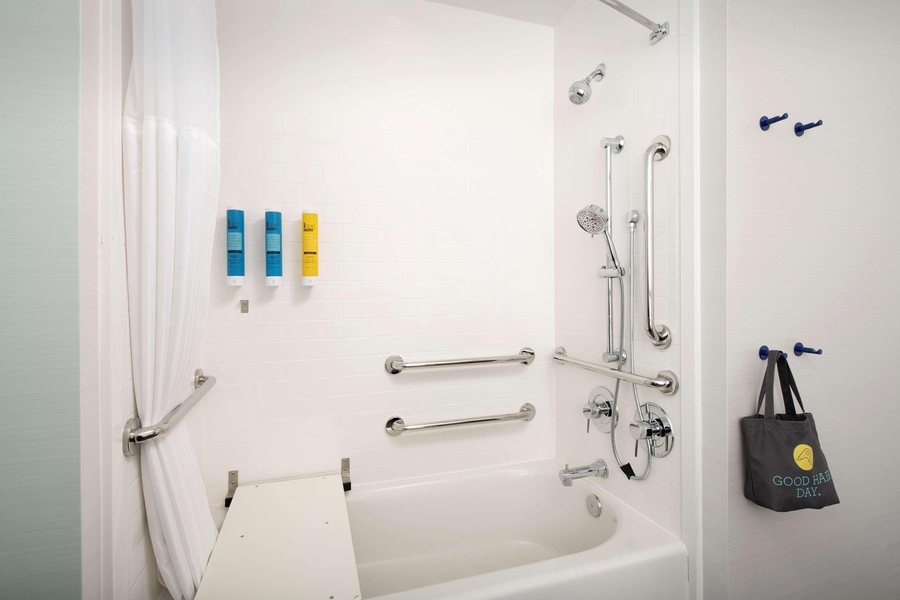 Tru by Hilton San Antonio Downtown Riverwalk — Bathroom